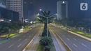 Suasana lengang kawasan Sudirman, Jakarta, Rabu (12/5/2021) malam. Polda Metro Jaya memberlakukan crowd free night untuk mencegah kerumunan takbir keliling di malam Idul Fitri 1442 yang berlaku mulai pukul 22:00 malam ini. (Liputan6.com/Herman Zakharia)