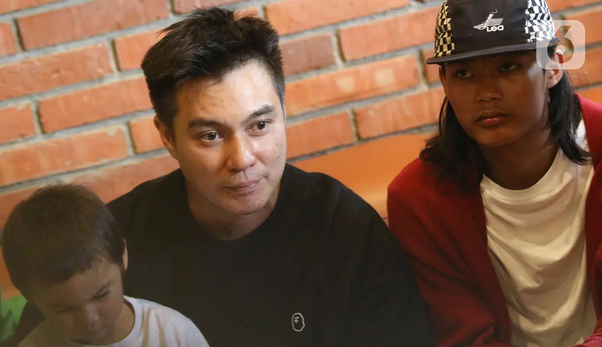 Baim Wong dan Bonge saat konferensi pers terkait Citayam Fashion Week di kawasan Tanah Kusir, Jakarta Selatan, Selasa (26/7/2022). Baim Wong dan Paula Verhoeven telah sepakat untuk mencabut Citayam Fashion Week yang telah didaftarkan di Pangkalan Data Kekayaan Intelektual (PDKI) Kemenkumham setelah menuai pro dan kontra.  (Liputan6.com/Herman Zakharia)