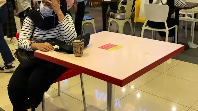 6 Momen Tak Sengaja Orang Pakai Baju Sama Motif Garis-Garis Hitam Putih, Outfit Sejuta Umat