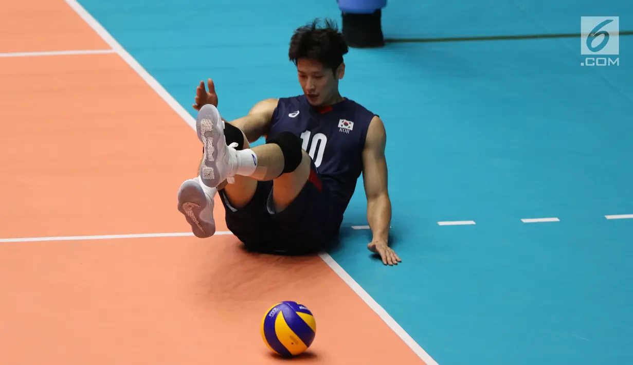 Pemain Timnas voli putra Korea Selatan, Sungmin Moon terjatuh saat melawan Kazakhstan di Semifinal Kejuaraan Voli Asia 2017 di GOR Tri Dharma, Gresik, Senin (31/7). Kazakhstan unggul 3-2. (Liputan6.com/Helmi Fithriansyah)