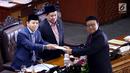 Menteri Dalam Negeri Tjahjo Kumolo menyerahkan Laporan pandangan Pemerintah pada Rapat Paripurna Pengambilan Keputusan RUU Pemilu, di Gedung Nusantara II, Komplek Parlemen, Senayan, Jakarta, Jumat (21/7). (Liputan6.com/Johan Tallo)