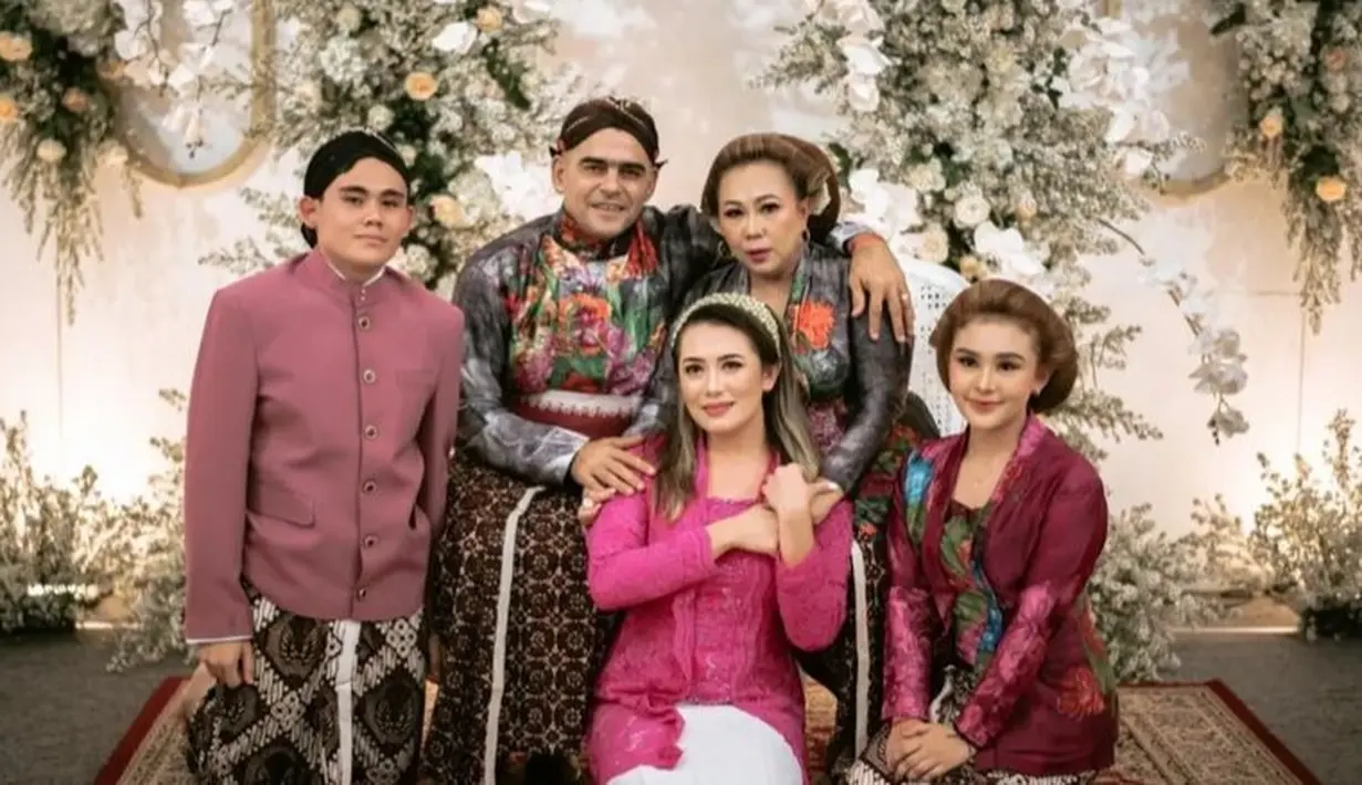 Untuk bawahannya, Amanda mengenakan jarit batik yang ditumpuk lagi dengan kain putih bersih. [Foto: Instagram/djanjisoetji.photography]