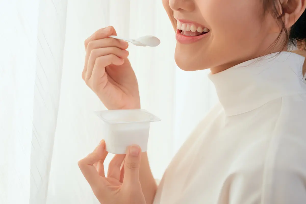 Ilustrasi makan yoghurt