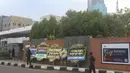 Petugas berdiri di dekat karangan bunga duka cita atas meninggalnya Ratu Elizabeth II di depan Kedutaan Besar (Kedubes) Inggris, kawasan Kuningan, Jakarta, Jumat (9/9/2022).  Ratu Elizabeth II meninggal di tengah anggota keluarga yang datang untuk berkunjung ke sana. (Liputan6.com/Herman Zakharia)