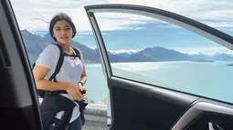 Gaya Naysilla saat berlibur ke luar negeri bersama kakak tercinta juga tak luput dari sorotan publik. Sering melakukan aktivitas di luar ruangan, wanita yang akrab disapa Nay ini juga lebih sering terlihat menggunakan kaus dan celana training. (Liputan6.com/IG/@naymirdad)