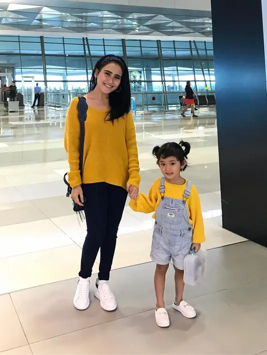 Lihat betapa kompaknya Ayu Ting Ting dan Bilqis. Ibu dan anak ini terlihat mengenakan baju berwarna kuning. (Foto: instagram.com/ayutingting92)