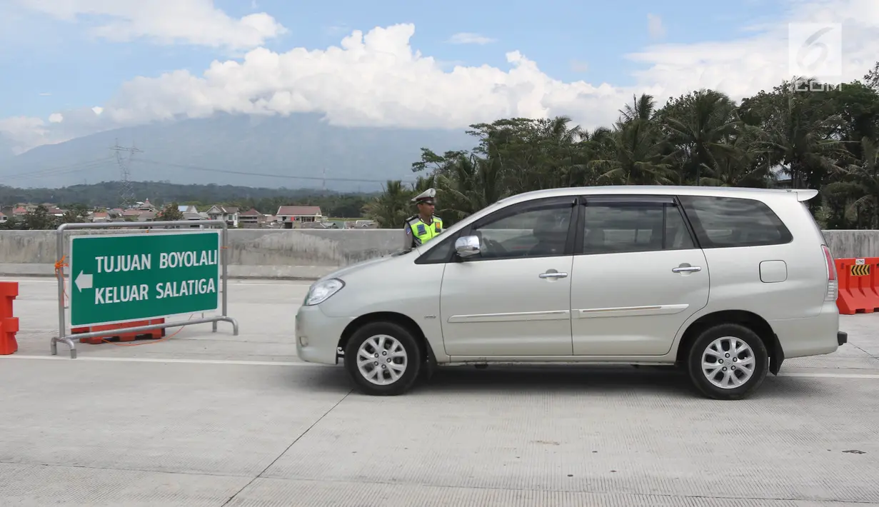 Petugas mengalihkan kendaraan pemudik di ruas Tol Salatiga-Kartasura, Barukan, Semarang, Jateng, Selasa (12/6). Pengalihan terjadi jika ada antrean panjang lebih dari 2 km jelang turunan dan tanjakan di jembatan Kali Kenteng. (Liputan6.com/Arya Manggala)
