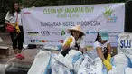 Para relawan saat merapikan kantong - kantong sampah selama acara Clean Up Jakarta Day di Bunderan Hotel Indonesia, Jakarta, minggu (18/10/2015). Sebanyak 15.000 relawan mengikuti kegiatan Clean Up Jakarta Day 2015. (LIputan6.com/Herman Zakharia)