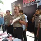 Kapolda Sumsel Irjen Pol Agung Budi Maryoto menunjukkan barang bukti sling kawat baja yang digunakan tersangka untuk menghabisi korban (Liputan6.com / Nefri Inge)