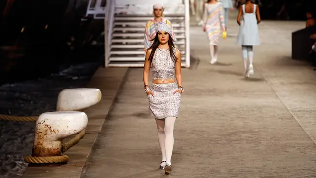 Kapal Pesiar Raksasa Mejeng di Chanel Cruise Paris