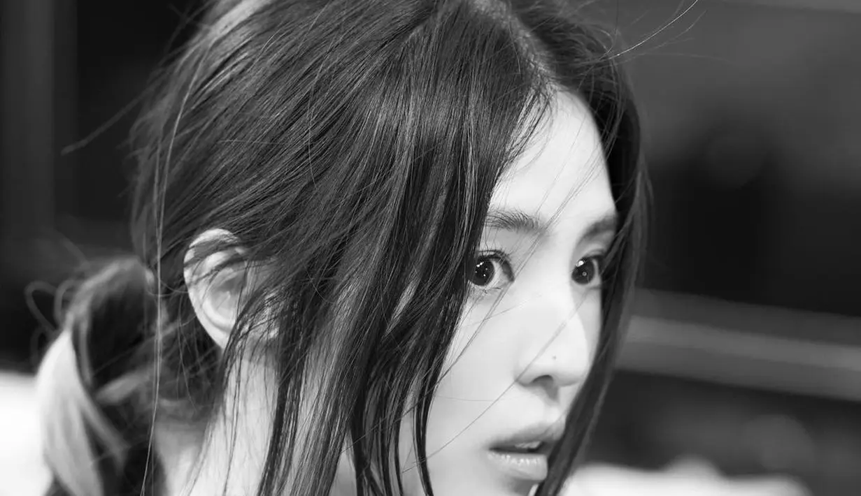 Potret close up menampilkan Han So Hee yang super cantik saat pemotretan untuk Boucheron. Menariknya, foto yang diunggahnya ini juga berwarna hitam-putih. [Foto: Instagram/xeesoxee]