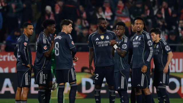 Reaksi skuad Real Madrid usai gawangnya dibobol Girona di Montilivi di pekan ke-14 La Liga 2025/2026, Senin (01/12/2025) dini hari WIB. (AP Photo/Joan Monfort)