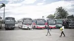Dua pria melintasi bus yang terparkir di Terminal terpadu tipe A Pondok Cabe di Pamulang, Tangerang Selatan, Senin (31/12). Mulai 31 Desember , terminal yang memiliki luas mencapai 25.995 m2 tersebut resmi beroperasi. (Liputan6.com/Faizal Fanani)