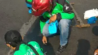 Puluhan pengojek online memunguti paku yang kerap membahayakan pengguna jalan di flyover Slipi, Jakarta Barat. (Liputan6.com/Istimewa)