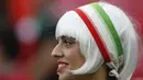 Suporter cantik Iran saat menonton laga grup B Piala Dunia melawan Spanyol di Kazan Arena, Kazan, Rabu (20/6/2018). Iran kalah 0-1 dari Spanyol. (APFrank Augstein)