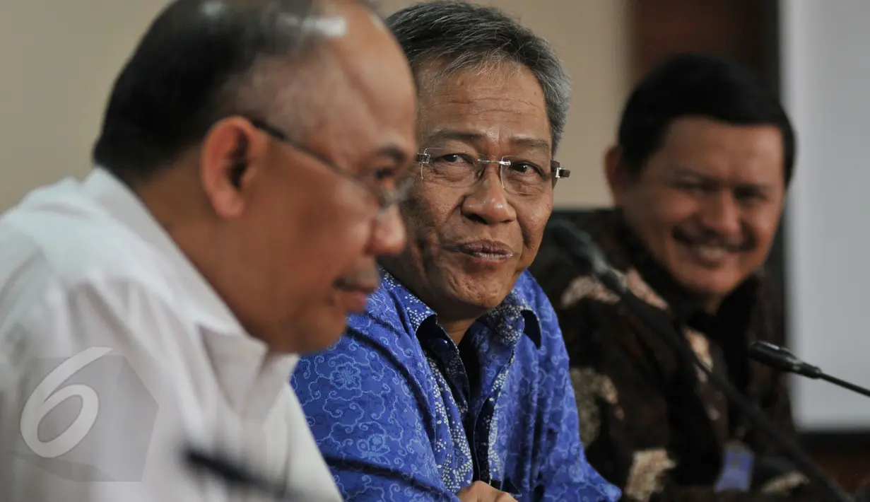 Mantan Direktur Usaha Mikro Kecil dan Menengah (UMKM) PT BRI Tbk,  Djarot Kusumayakti (tengah) saat jumpa pers di kantor Kementerian BUMN, Jakarta, Senin (8/6). Djarot Kusumayakti resmi dilantik sebagai Dirut Bulog. (Liputan6.com/Johan Tallo)