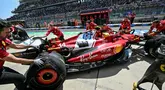 Mekanik mendorong mobil pembalap Ferrari asal Inggris, Lewis Hamilton, di pit saat sesi latihan pertama Formula Satu Grand Prix China di Sirkuit Internasional Shanghai pada 21 Maret 2025. (HECTOR RETAMAL/AFP)