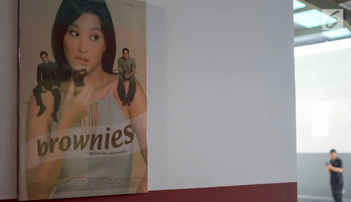 Poster film Brownies dipajang di bioskop Indiskop, Pasar Jaya Teluk Gong, Jakarta, Rabu (24/7/2019). Indiskop merupakan bioskop pertama yang berada di dalam pasar tradisional di lantai tiga dan sudah resmi dibuka sejak 22 Juni 2019. (Liputan6.com/Immanuel Antonius)