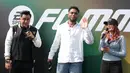 Daniel Sturridge (tengah) ditemani oleh Valentino Simanjuntak (kiri) menyapa mas Bekasi pada acara Second Chance yang berkolabolasi dengan EA FC Mobile di Plaza dan Stadion Patriot Candrabhaga, Kota Bekasi, Minggu (29/3/2026) pagi. (Bola.com/Abdul Aziz)