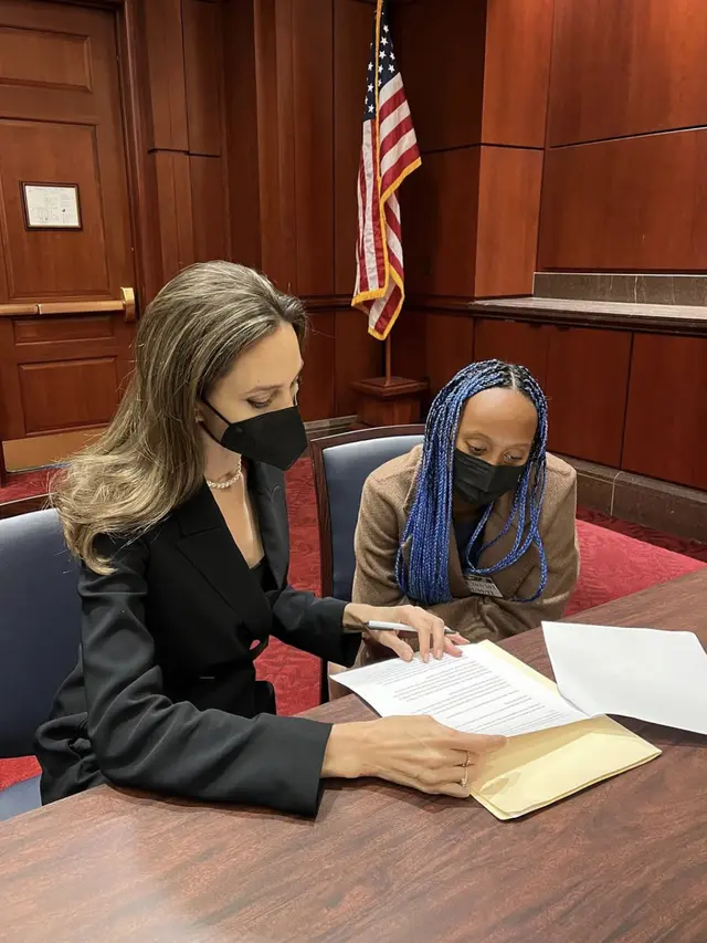 Gaya Parenting Multikultural Ala Angelina Jolie (photo by instagram.com/angelinajolie)