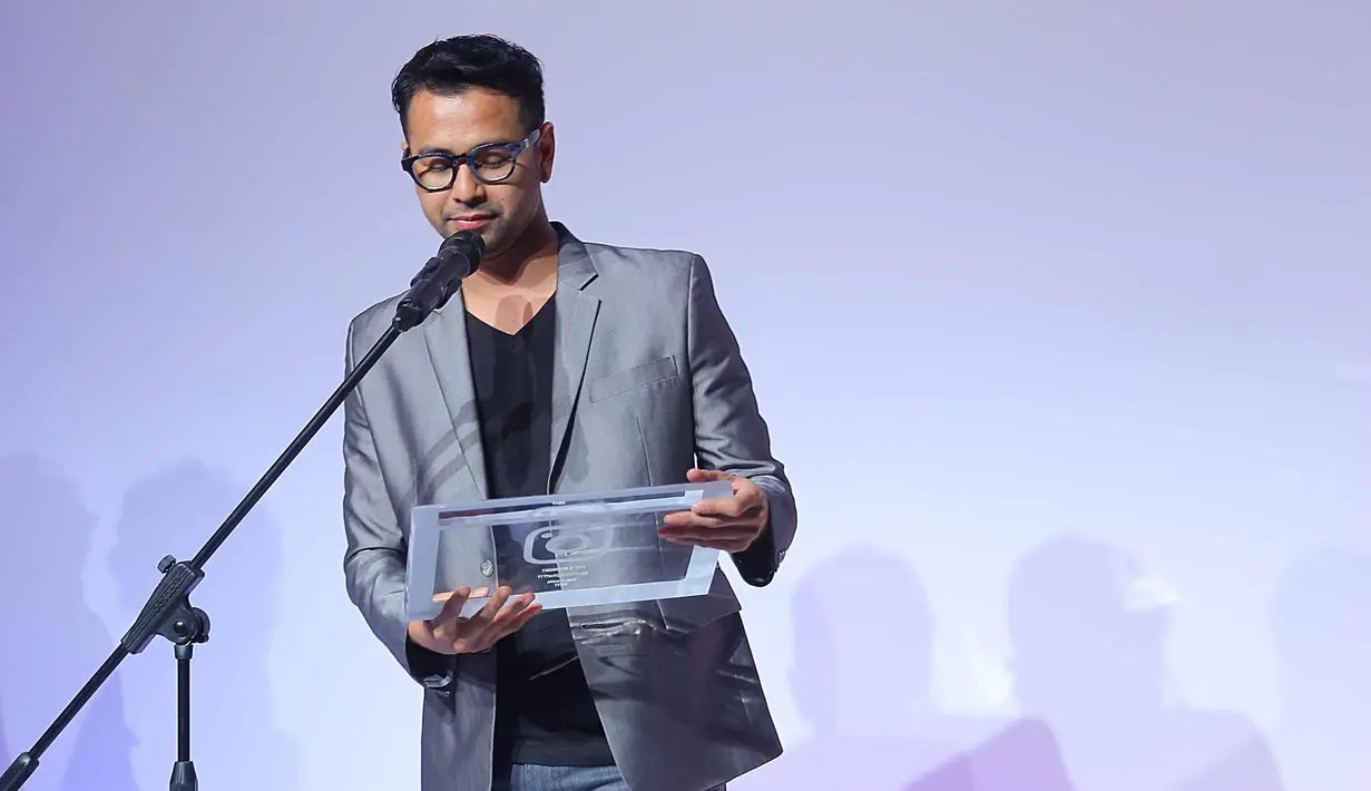 Ayah satu anak dengan akun @raffinagita1717 memiliki follorwers atau pengikut hingga 18,5 juta. Dua penghargaan didapat dari pengelola Instagram. Raffi juga menjadi publik figur dengan intraksi terbanyak tahun ini. (Nurwahyunan/Bintang.com)