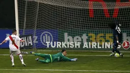 Gawang Real Madrid kebobolan setelah pemain Rayo Vallecano, Adrian Embarba, mencetak gol pertama di menit ke-7 dalam laga La Liga Spanyol di Stadion Campo de Fútbol de Vallecas, Sabtu (23/4/2016). (Reuters/Sergio Perez)