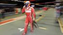 Pebalap Ferrari, Kimi Raikkonen melintasi pit area usai melakukan sesi latihan bebas F1 GP Singapura di Marina Bay City Circuit, (15/9/2017). (AP/Wong Maye-E)