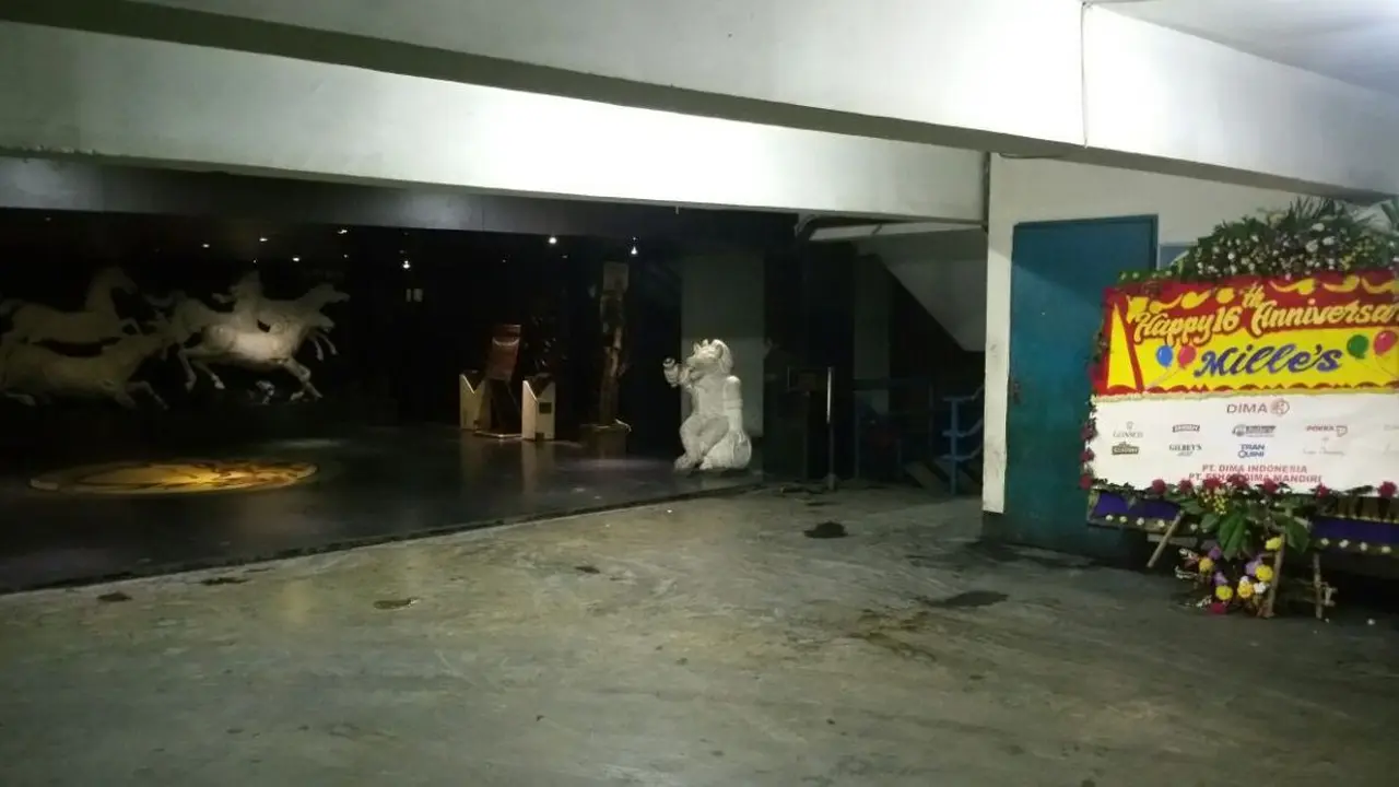 Suasana di Depan Diskotek Mille's
