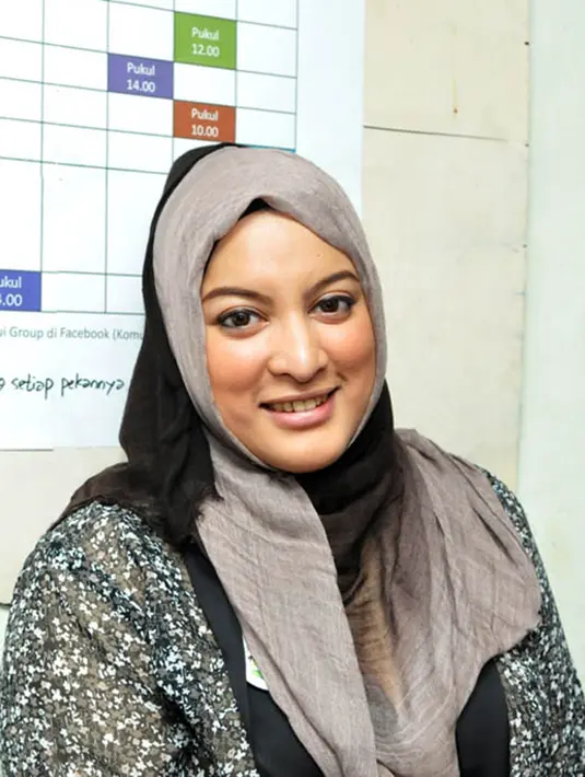 Saat muncul sebagai calon legislatif dari Partai Nasdem, Jane Shalimar muncul dengan penampilan baru. Jane muncul dengan mengenakan penutup pada kepalanya. Setelah gagal, ia kembali ke penampilan lamanya, tanpa mengenakan hijab. (liputan6)