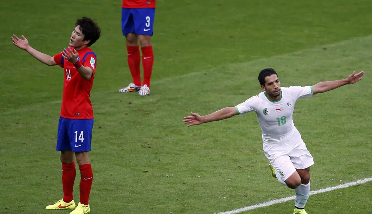 Gelandang serang Aljazair, Abdelmoumene Djabou (kanan) merayakan gol ketiga yang bersarang di gawang Korea Selatan di laga penyisihan Piala Dunia 2014 Grup H di Stadion Beira Rio, Porto Alegre, Brasil (23/6/2014). (REUTERS/Marko Djurica)
