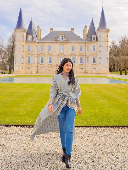 Tampil kasual dengan wastra, bisa sontek gaya Erina Gudono satu ini. [Instagram/erinagudono]