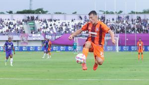 Pemain Borneo FC, Mariano Peralta, mengontrol bola saat melawan Persita Tangerang pada laga pekan ke-24 BRI Liga 1 2024-2025 di Stadion Indomilk Arena, Tangerang, Sabtu (22/2/2025). (Bola.com/M Iqbal Ichsan)