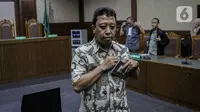 Romahurmuziy Divonis 2 Tahun Penjara: Terdakwa kasus suap jual beli jabatan di lingkungan Kemenag Romahurmuziy usai menjalani sidang vonis di Pengadilan Tipikor Jakarta, Senin (20/1/2020). Mantan Ketum PPP itu divonis pidana penjara selama dua tahun (Liputan6.com/Faizal Fanani)