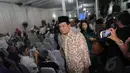 Menko Perekonomian, Chairul Tanjung tampak tersenyum saat memasuki kediaman Megawati (Liputan6.com/Herman Zakharia)