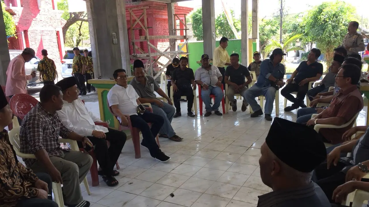 Sejumlah Kepala Desa berkumpul membahas dana desa di Pasuruan. (Dok DPR)