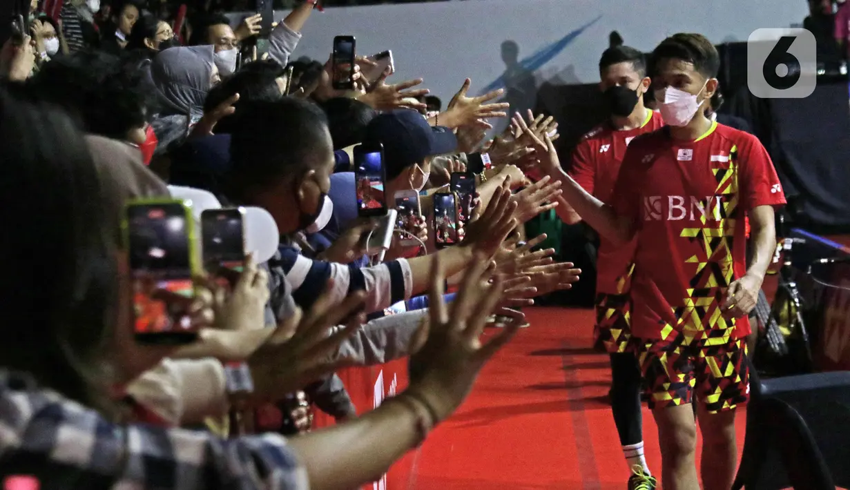 Pebulu tangkis ganda putra Indonesia, Fajar Alfian/Muhammad Rian Ardianto disambut suporter usai memenangi laga Final Indonesia Masters 2022 melawan Liang Wei Keng/Wang Chang (China) di Istora Senayan, Jakarta, Minggu (12/6/2022). Fajar/Rian unggul dan merebut gelar Juara Ganda Putra Indonesia Masters 2022. (Liputan6.com/Helmi Fithriansyah)