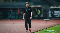 Pelatih kepala Borneo FC, Pieter Huistra saat menghadapi Persija Jakarta pada laga pekan ke-7 BRI Liga 1 2023/2024 di Stadion Patriot Candrabhaga, Bekasi, Rabu (9/8/2023). (Bola.com/Bagaskara Lazuardi)