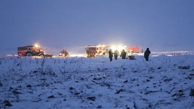Kementerian Situasi Darurat Rusia bekerja di lokasi kecelakaan pesawat AN-148 di desa Stepanovskoe, sekitar 40 kilometer (25 mil) dari bandara Domodedovo, Rusia, 11 Februari 2018. (AP).