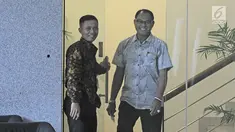 Ajudan terdakwa Setya Novanto, Corneles Towoliu usai menjalani pemeriksaan di Gedung KPK, Jakarta, Jumat (9/2). Corneles diperiksa KPK sebagai saksi untuk tersangka korupsi e-KTP Anang Sugiana Sudihardjo. (Liputan6.com/Herman Zakharia)