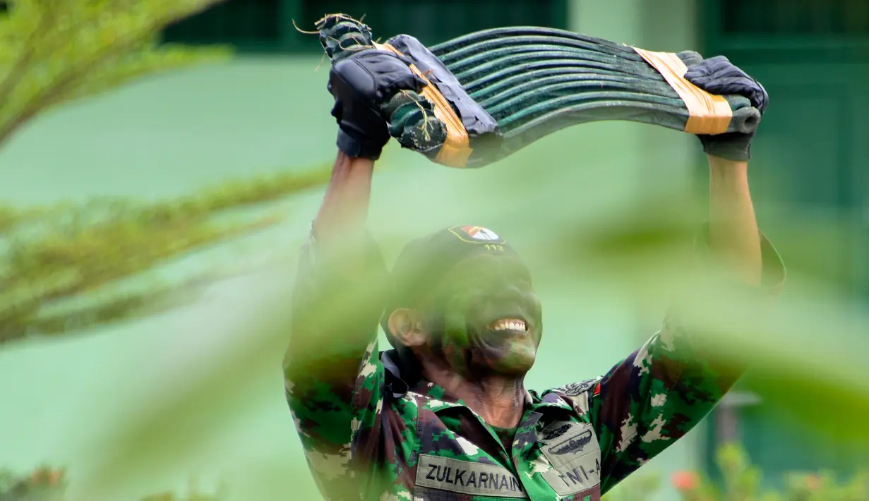 Prajurit TNI Yonif Raider 112/Dharma Jaya mencoba mematahkan besi saat atraksi dalam upacara sertijab di Banda Aceh, Aceh, Rabu (18/9/2019). Mayor Inf Syarifuddin Liwang menjadi Komandan Yonif Raider 112/Dharma Jaya menggantikan Mayor Inf Agus Alfauzi. (CHAIDEER MAHYUDDIN/AFP)