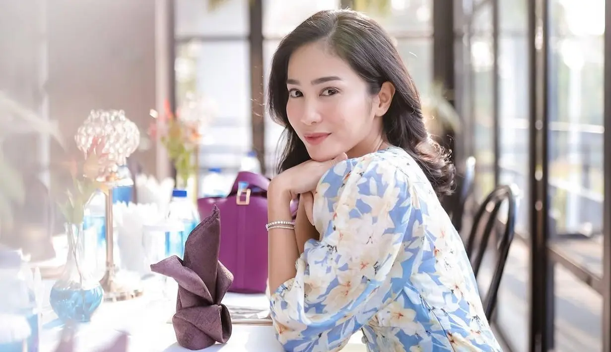 Dress simpel dengan motif floral bernuansa biru ini juga tak kalah manis saat dikenakan Bunga Zainal. Long dress dengan lengan panjang ini terlihat membentuk tubuhnya dengan baik. Foto: Instagram.