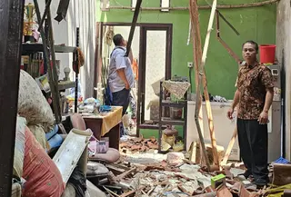 Hiswana Migas Kota Depok mendatangi lokasi rumah korban yang rusak akibat dugaan tabung gas tiga kilogram meledak di wilayah Tanah Baru, Depok. (Liputan6.com/Dicky Agung Prihanto)