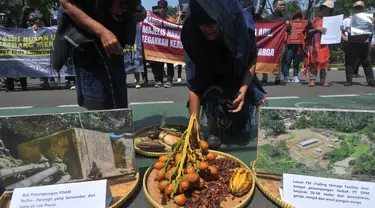 Warga Kabupaten Dairi melakukan aksi teatrikal saat berunjuk rasa di depan Gedung Mahkamah Agung, Jakarta, Selasa (6/8/2024). (merdeka.com/Imam Buhori)