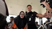 Ratu Atut Chosiyah enggan menanggapi pertanyaan awak media yang menunggunya di Gedung KPK, Jakarta, Jumat (21/11/2014). (Liputan6.com/Miftahul Hayat) 