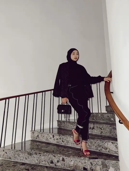 Berbagai gaya penampilan kece Ansel sering ia unggah di Instagram. Outfit serba hitam sering dipakai oleh Ansellma Putri ketika sesi pemotretan. Pemotretan dengan outfit hitam ini banjir pujian dari netizen. Netizen terpesona dengan kecantikan selebgram hits Bandung. (Liputan6.com/IG/@ansellmaputri)