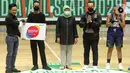 Director & Chief Human Resources Indosat Ooredoo Hutchison Irsyad Sahroni (kiri) menyerahkan bantuan kepada Kapten Tim Basket SMKN 53 Jakarta Barat Rahmat Hidayat saat peluncuran program pelatihan talenta basket ke Sekolah di Hall Basket Senayan, Jakarta (31/3/2022). (Liputan6.com/HO/IOH)