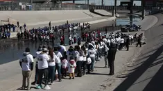 Ratusan orang berbaris mengantre untuk bertemu keluarga dan kerabat mereka di perbatasan Meksiko-AS di Ciudad Juarez, Meksiko (28/1). (AP Photo/Christian Torres)