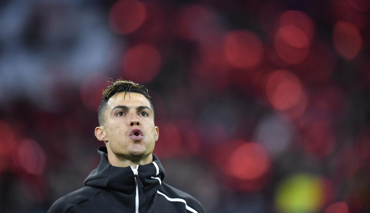 Striker Juventus, Cristiano Ronaldo, saat melawan Ajax Amsterdam pada laga Liga Champions di Stadion Johan Cruyff, Rabu (10/4). Kedua tim bermain imbang 1-1. (AP/Martin Meissner)