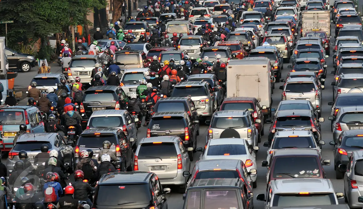 Kendaraan roda empat dan dua terjebak kemacetan di Terusan Casablanca, Kampung Melayu, Jakarta, Senin (18/7). Memasuki hari pertama masuk sekolah pasca libur Lebaran 2016, jalanan Jakarta kembali macet. (Liputan6.com/Johan Tallo)