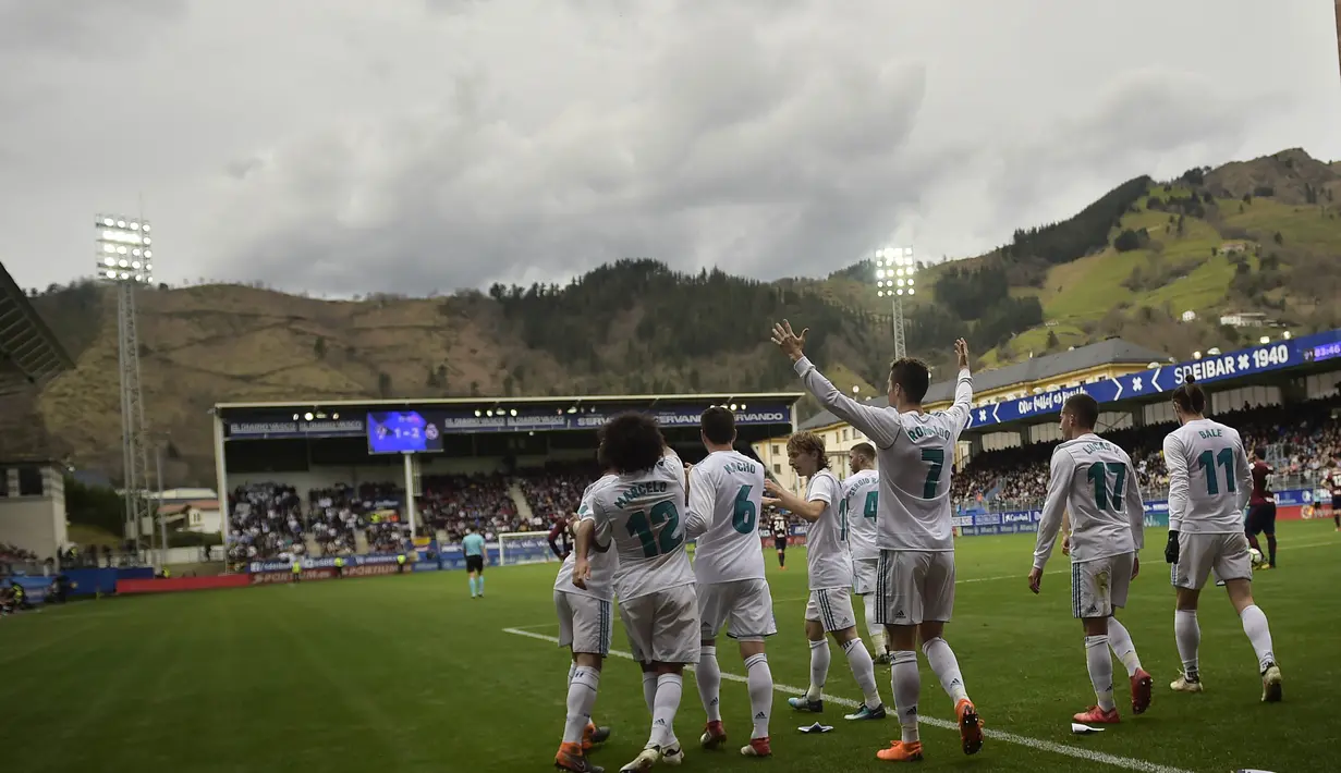 Para pemain Real Madrid merayakan gol yang dicetak oleh Cristiano Ronaldo ke gawang Eibar pada laga La Liga di Stadion Ipurua, Sabtu (10/3/2018). Eibar takluk 1-2 dari Real Madrid. (AP/Alvaro Barrientos)